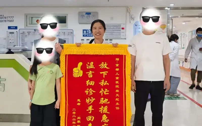 Bệnh viện Nhi Jingdu Bắc Kinh cứu thị lực bé gái 8 tuổi bị thủng giác mạc như thế nào