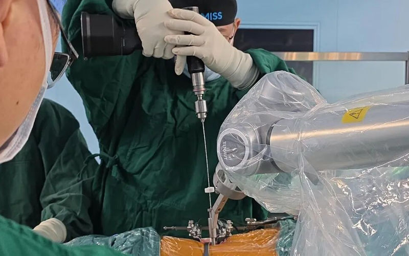 Bệnh viện Tây Trung Quốc: ca mổ lại cột sống thắt lưng bằng robot đầu tiên của Trung Quốc